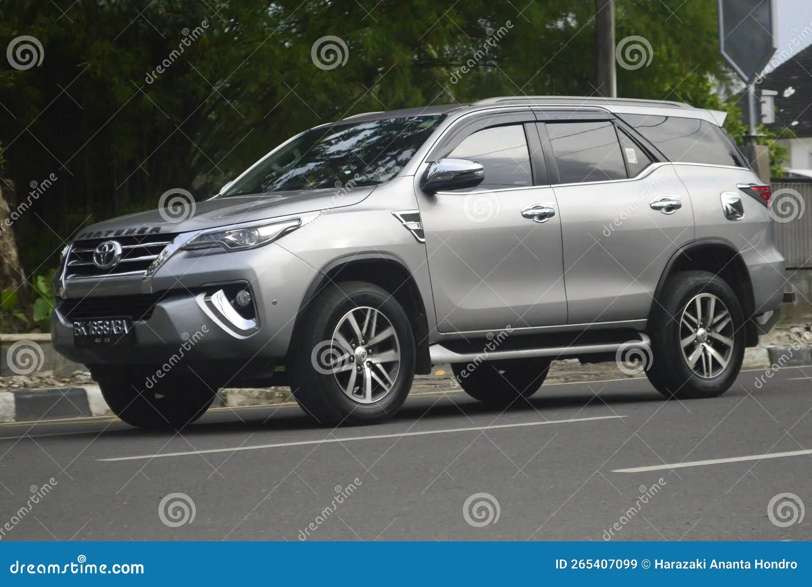 /img/51181-toyota-fortuner-vrz-diecast-details.webp