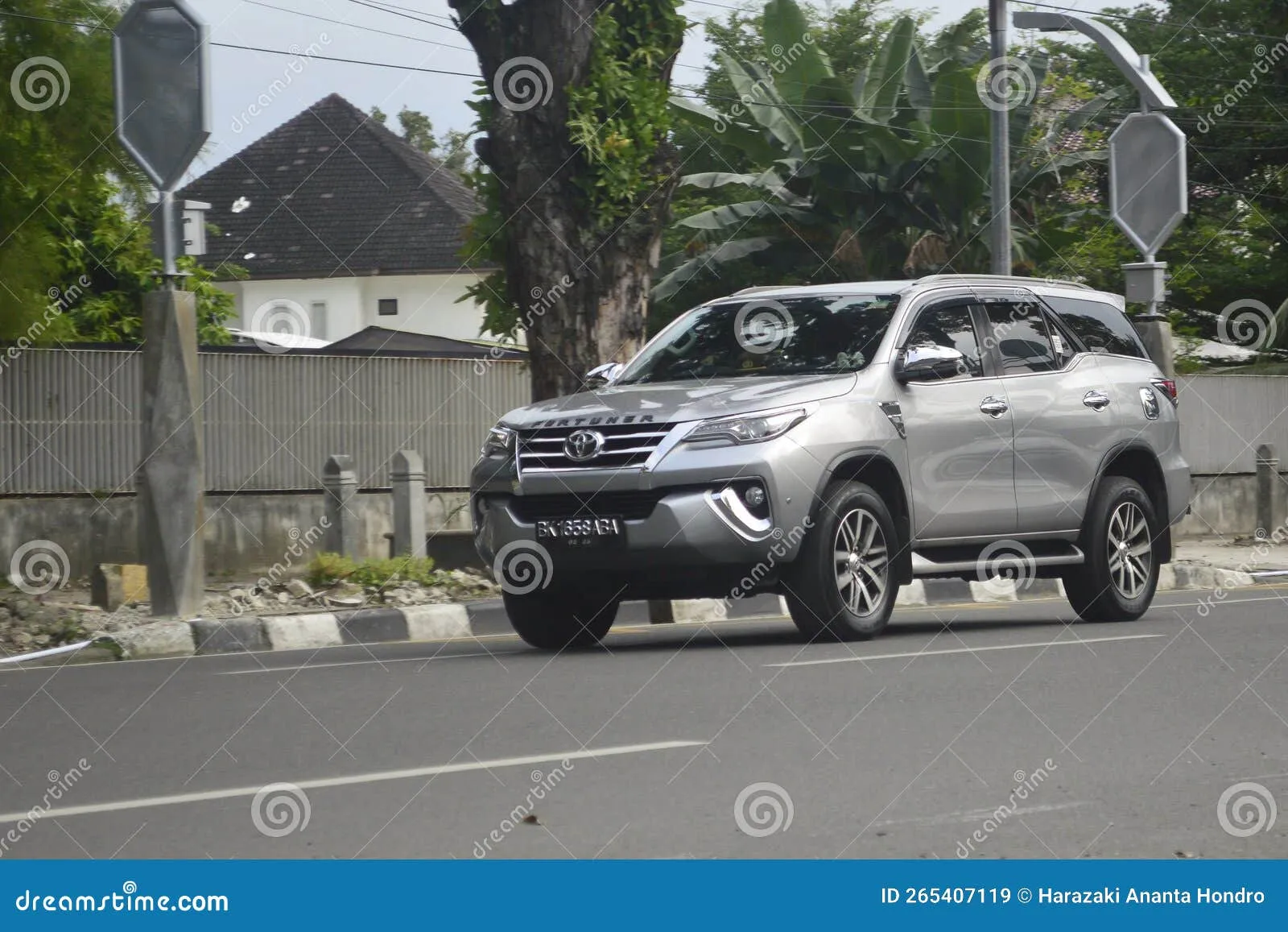 51181 toyota fortuner vrz diecast materials