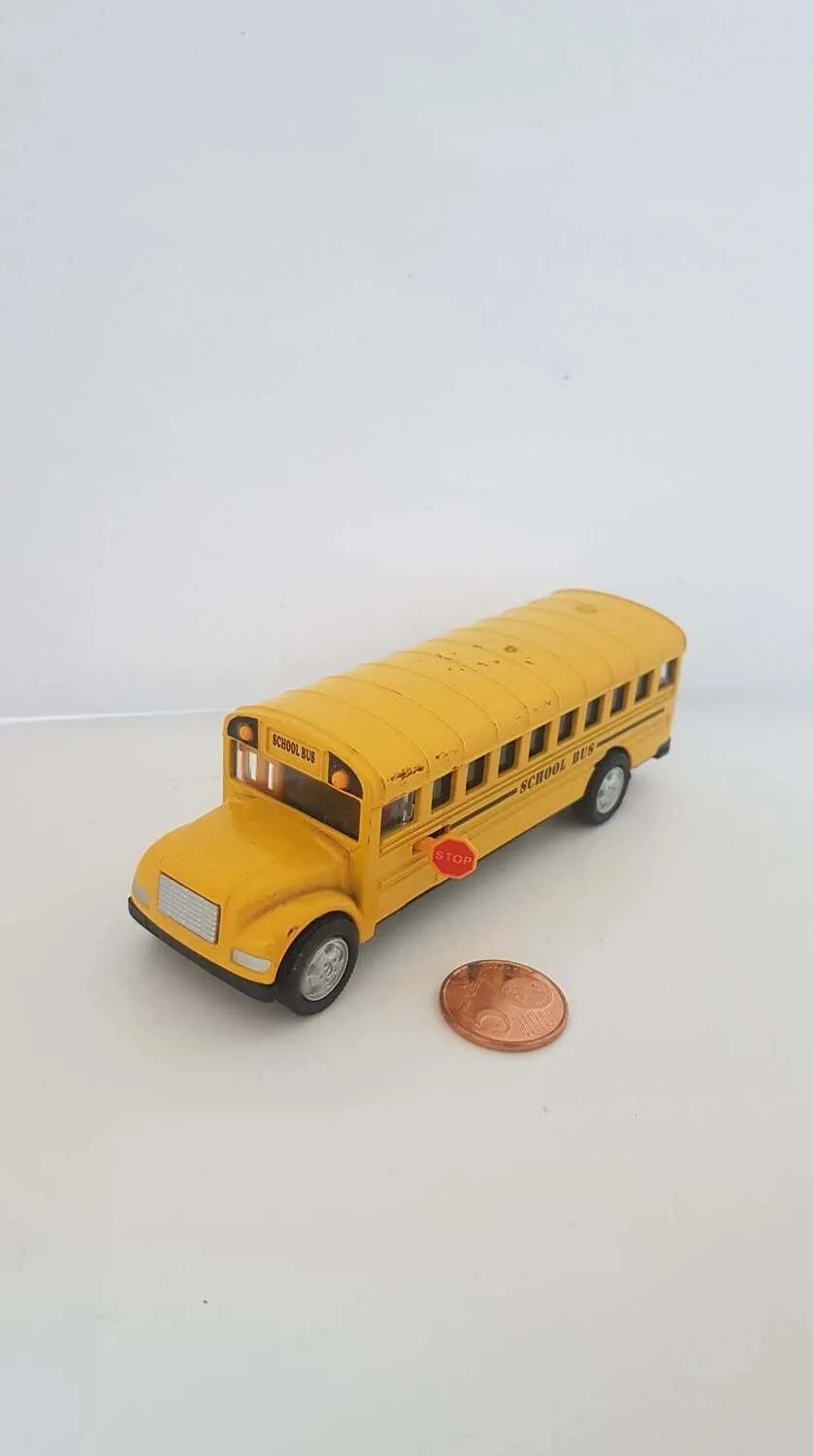 51232 diecast school bus features
