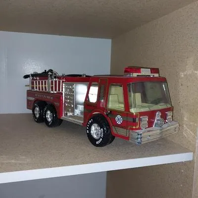 51266 key features fire truck diecast