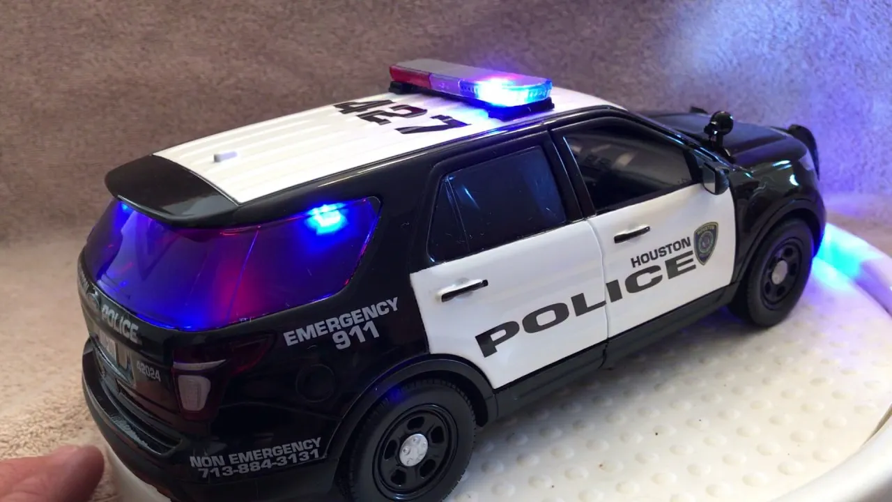/img/51285-police-car-model-diecast-7.webp