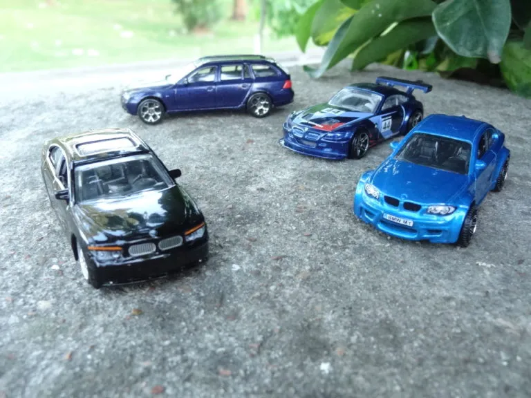 51332 auto world cars